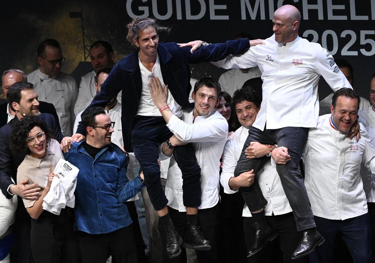 Los cocineros franceses Hugo Roellinger (C-L) y Christopher Coutanceau tras ganar las tres estrellas Michelin