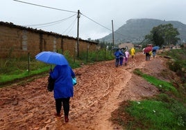 Un grupo de trabajadores sale de una fábrica textil en las afueras de Maseru, la capital de Lesotho.