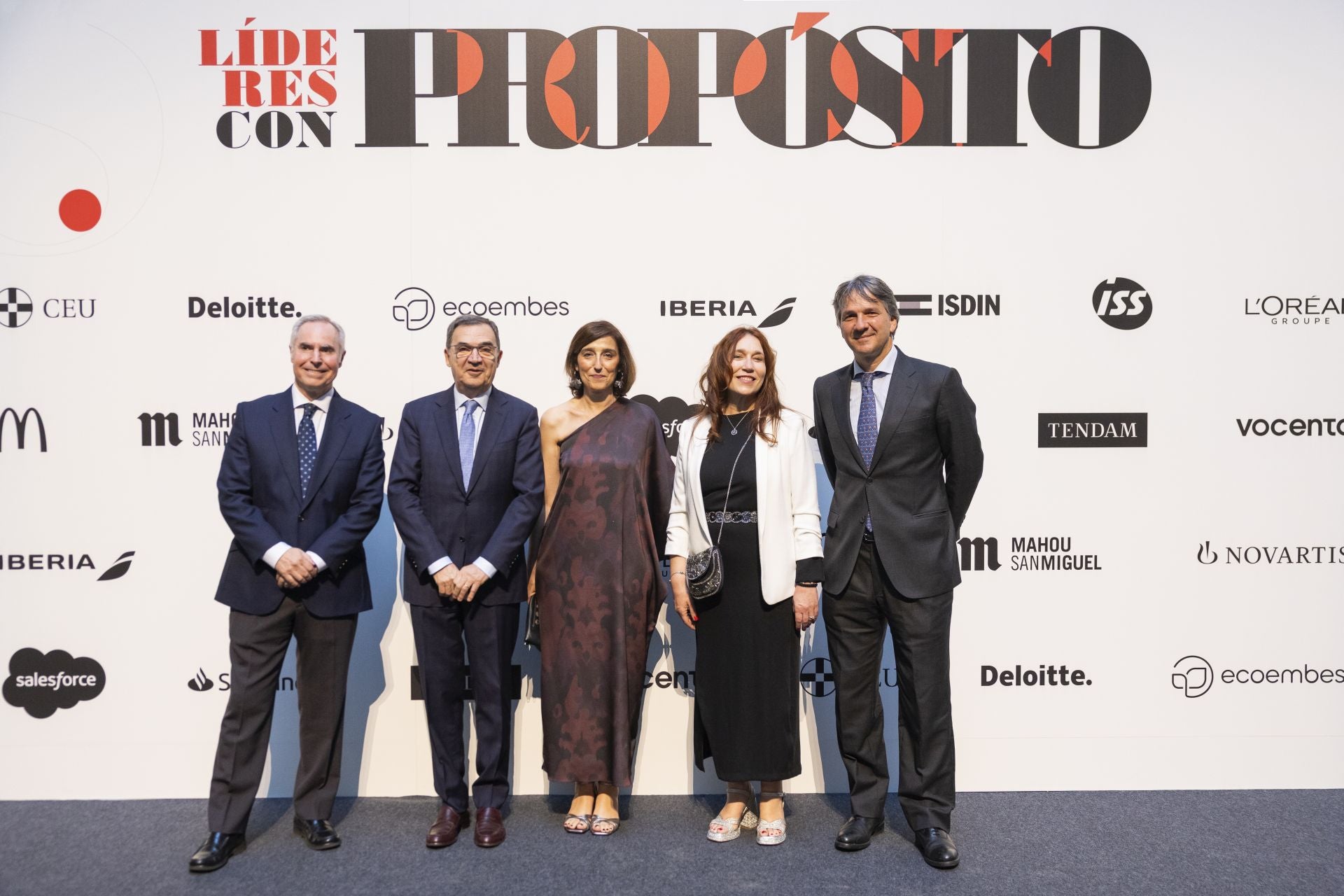 El equipo de ISS: Jaime García Vázquez, director de Division Direct Sur; Jordi Cochs, director de Division Direct Norte; Ricard Casas, director general de Personas y Cultura; Raquel Cruz, directora de Grandes Cuentas; y Raquel Manzano, directora de Limpieza de Oficinas