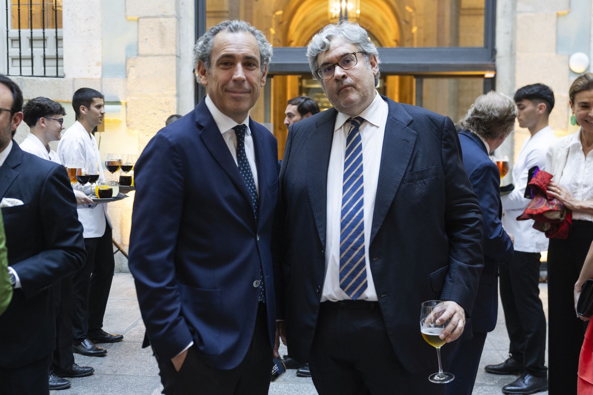 Manuel Mirat, CEO de Vocento, conversa con el escritor Juan Manuel de Prada