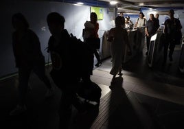 Usuarios del Metro de Madrid abandonan una de las estaciones del suburbano tras registrarse un apagón a nivel peninsular el 28 de abril
