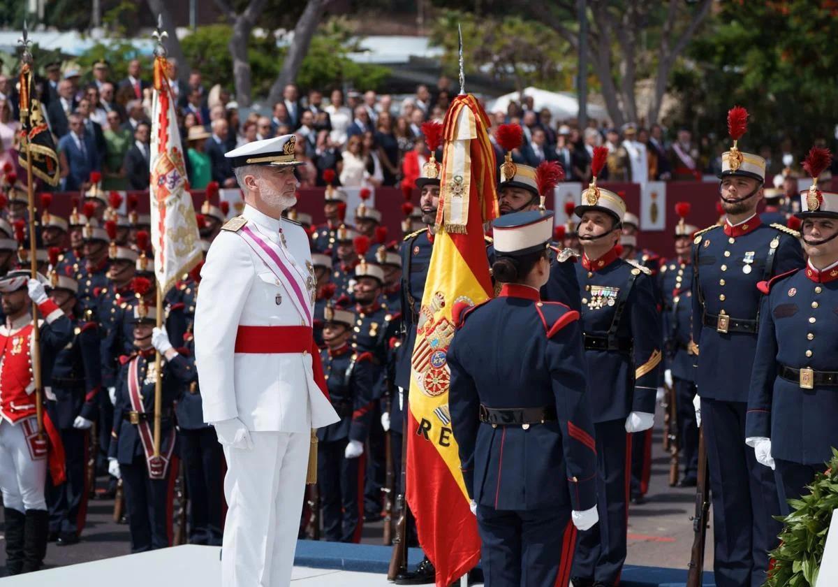 Aplausos a los Reyes en Tenerife en el Día de las Fuerzas Armadas