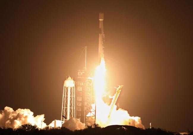 Un cohete Falcon 9 de Space X despega del Centro Espacial Kennedy en Cabo Cañaveral, Florida.