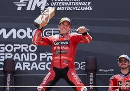 Marc Márquez celebra su victoria en el GP de Aragón.
