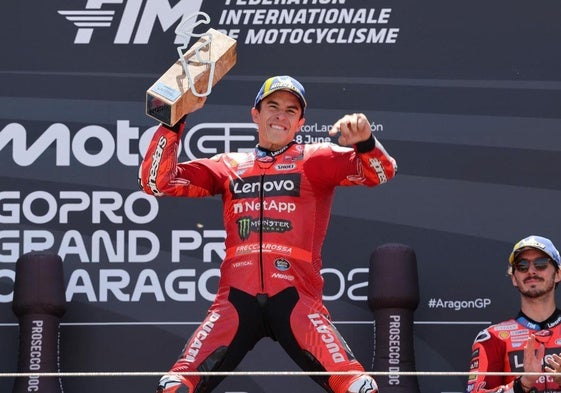 Marc Márquez celebra su victoria en el GP de Aragón.