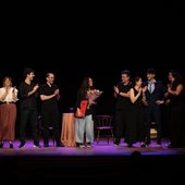 El Taller de Teatro Lunático, al fina de la representación de la 'Comedia de muerte y bodas'.